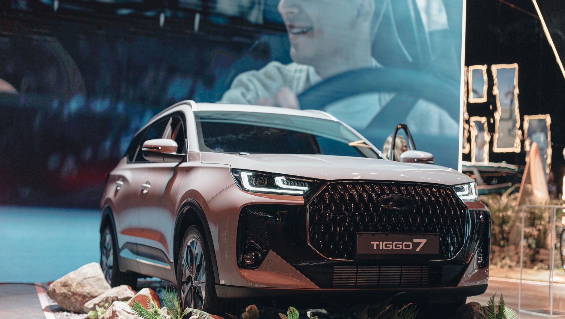CHERY TIGGO 7 to kompaktowy SUV o długości nieco ponad 4,5 metra, który dzięki dużemu rozstawowi osi (2,67 m) oferuje bardzo przestronne wnętrze i duży bagażnik (500 l).