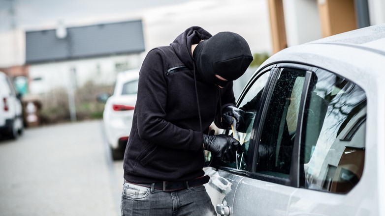Przed dokonaniem kradzieży złodzieje aut komunikują się ze sobą, m.in. przy wykorzystaniu symbolu "X"