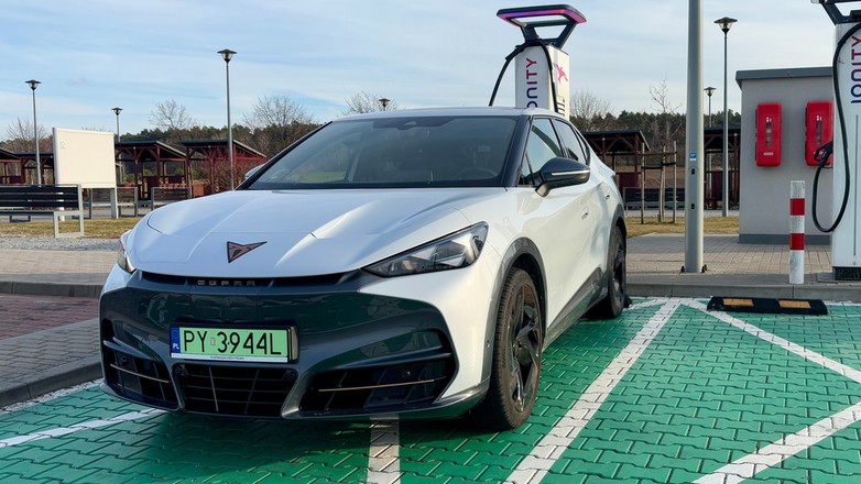 Ładowanie samochodu elektrycznego