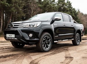 Toyota Hilux Invincible 50 Chrome Edition - pół wieku pick-upa