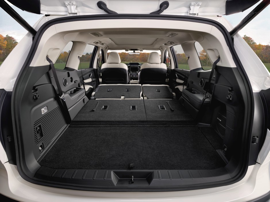 Pod względem wielkości bagażnika Subaru porównuje się z Hondą Pilot. Subaru Ascent ma oczywiście więcej przestrzeni
