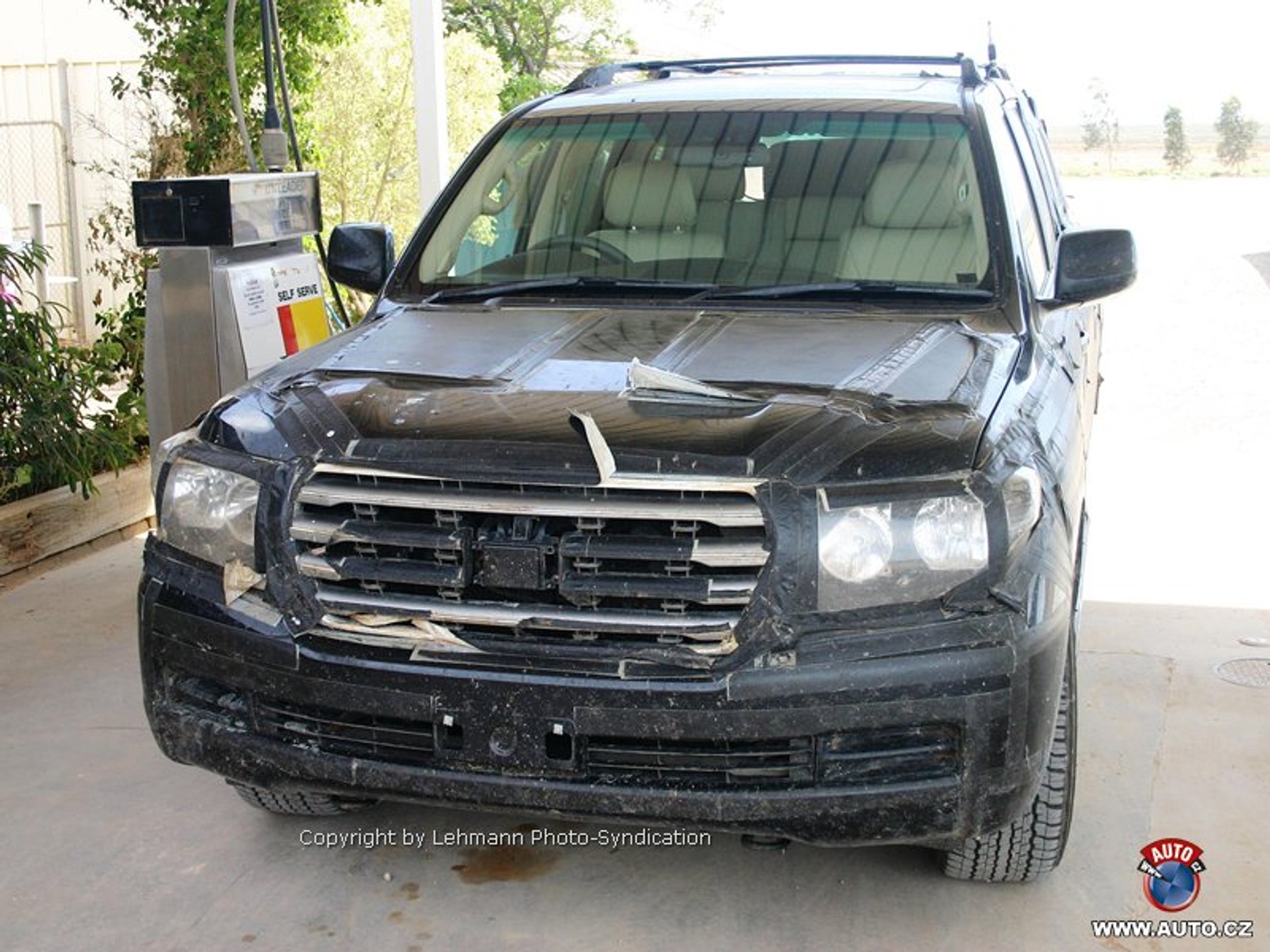 Zdjęcia szpiegowskie: Toyota Land Cruiser 200 zaprezentuje się jesienią