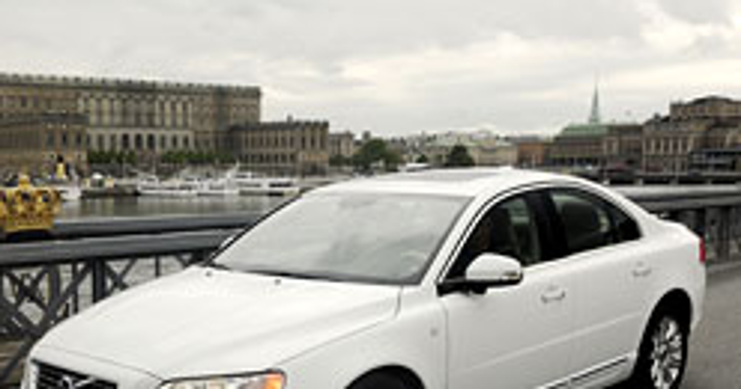 Białe Volvo S80 i V70 na ślubie szwedzkiej księżniczki