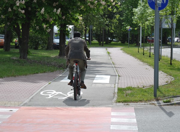 To nieprawda, że zawsze trzeba schodzić z roweru przed przejściem dla pieszych