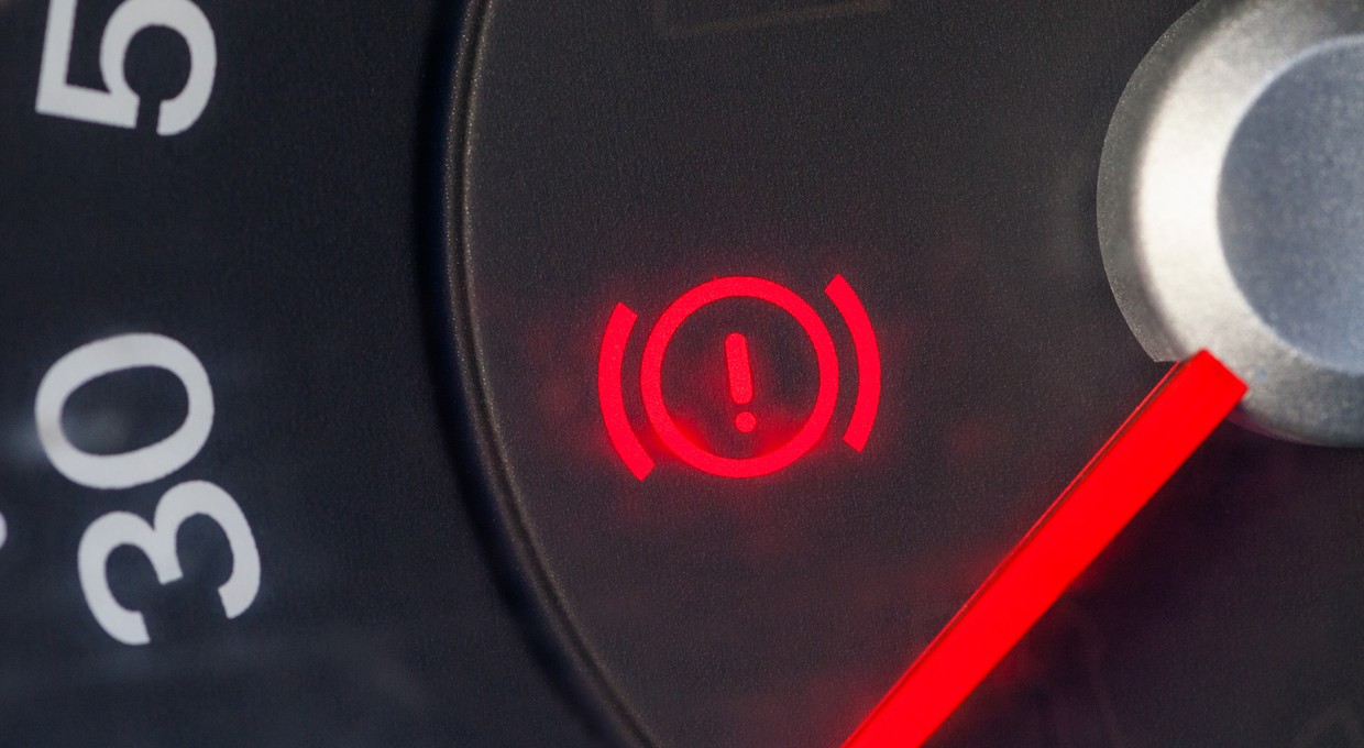 Kółko z wykrzyknikiem na desce rozdzielczej samochodu. Co oznacza ten wskaźnik?