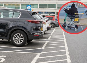Połączył wózek sklepowy z hulajnogą elektryczną. Tak śmigał po parkingu [WIDEO]