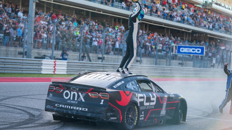 Ross Chastain świętujący zwycięstwo w wyścigu w Austin