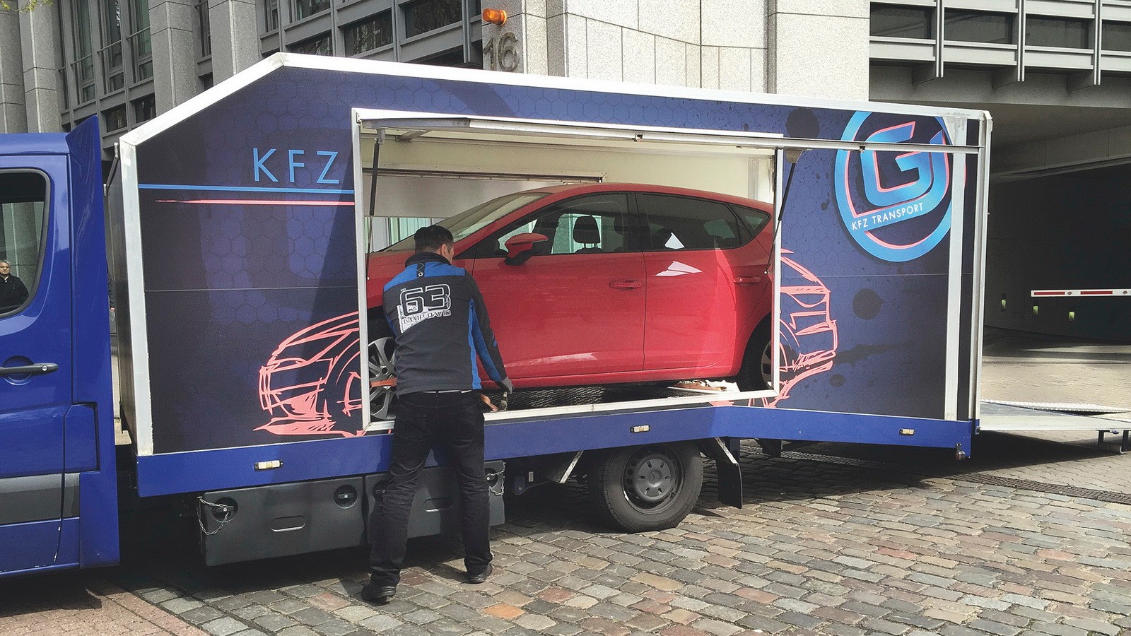 Na końcowy demontaż Leon pojechał
nie o własnych siłach, lecz na lawecie.