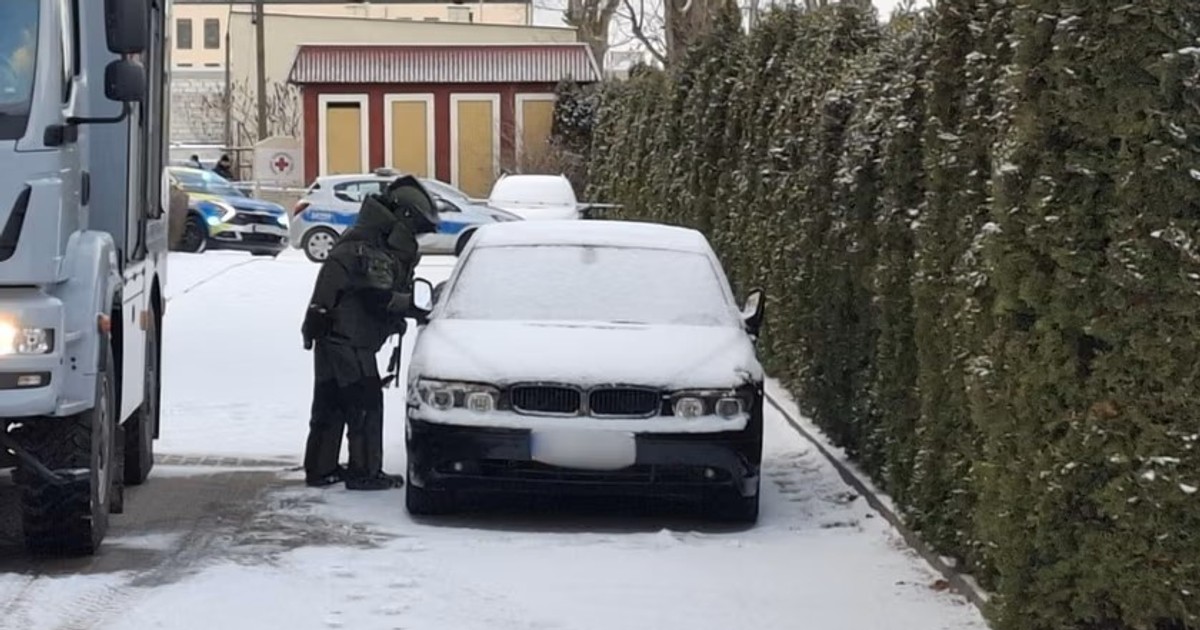 Dostrzegła nietypowy przedmiot pod pojazdem