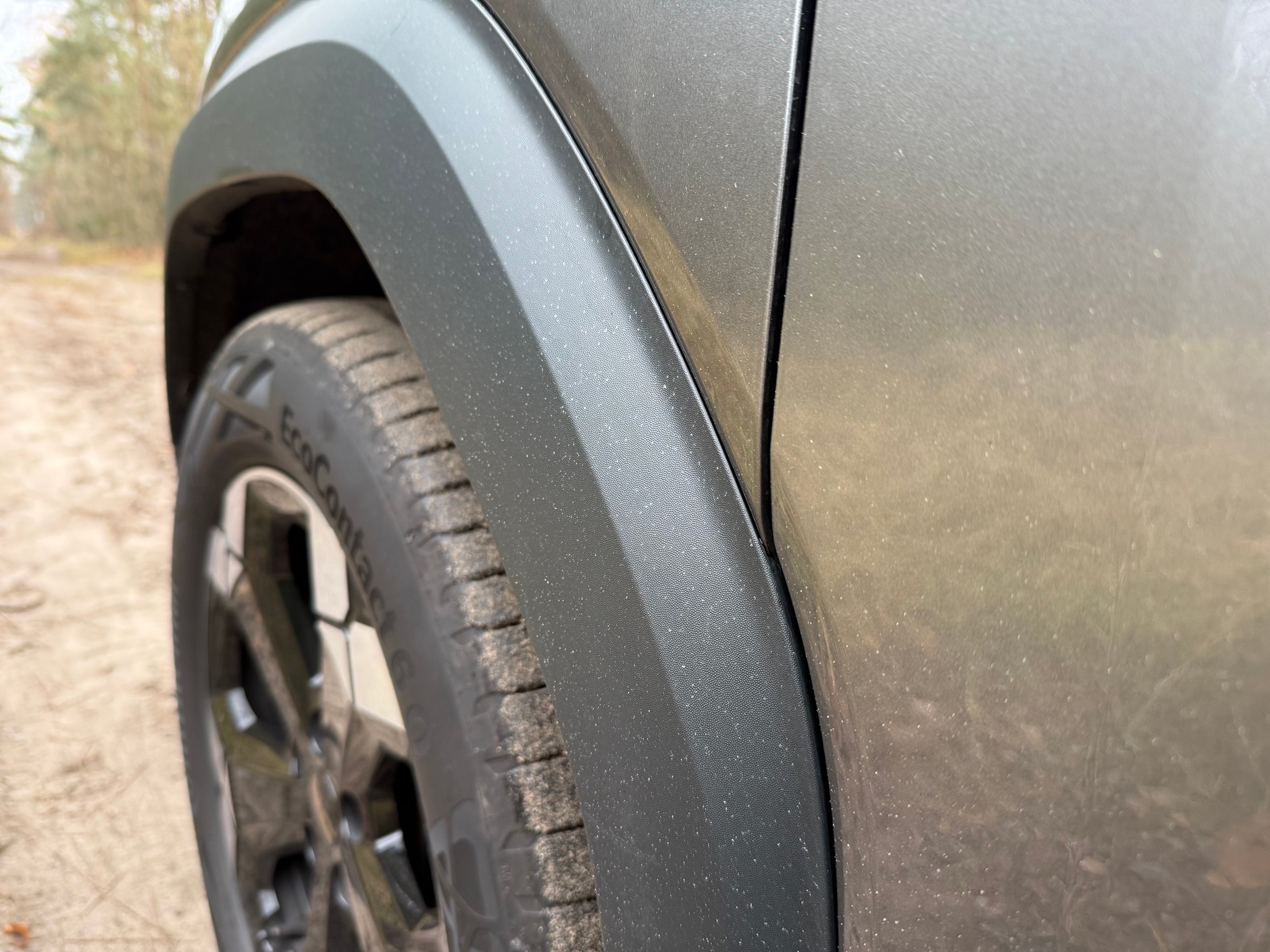 Tworzywo, z którego są zrobione nadkola i listwy ochronne Dacii Bigster są barwione w masie – zarysowanie ich pozostawia ślad, ale nie bardzo widoczny