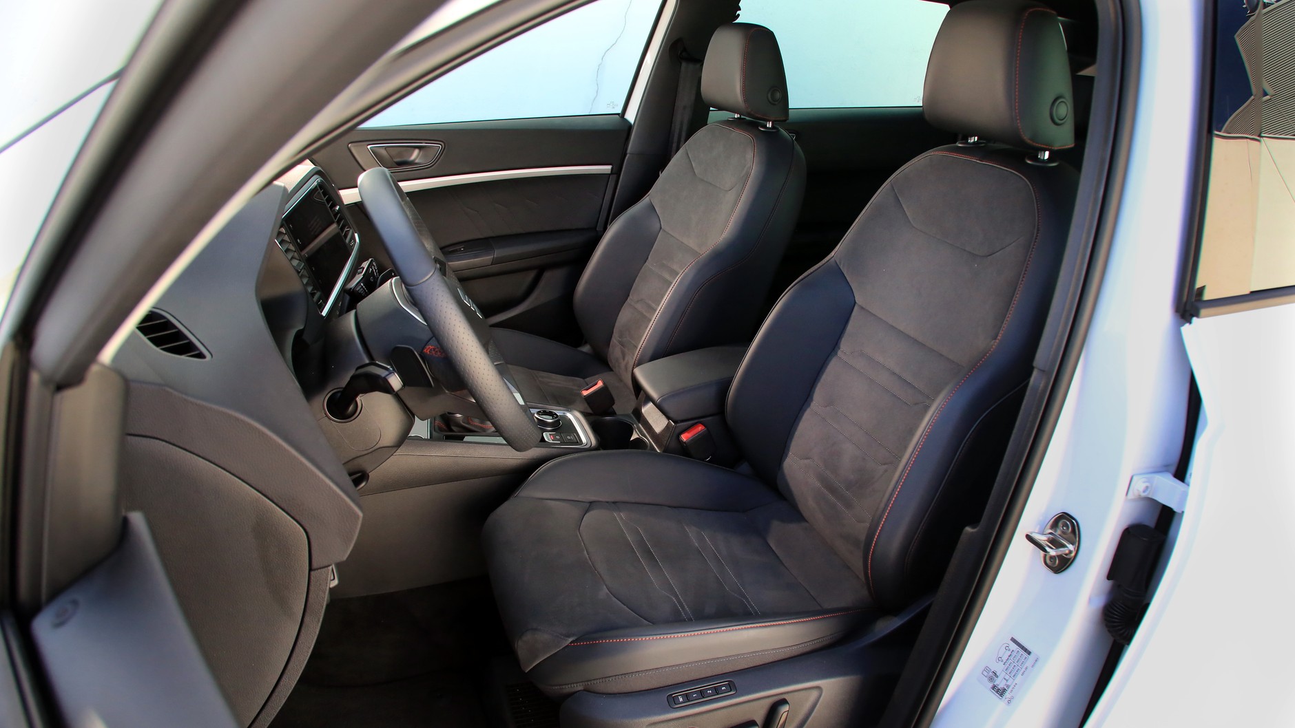 Sportowe przednie fotele z tapicerką Dynamica to standard wersji FR