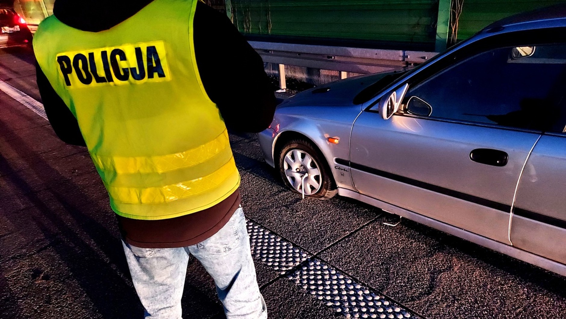 Podczas wymiany opony został potrącony na drodze szybkiego ruchu