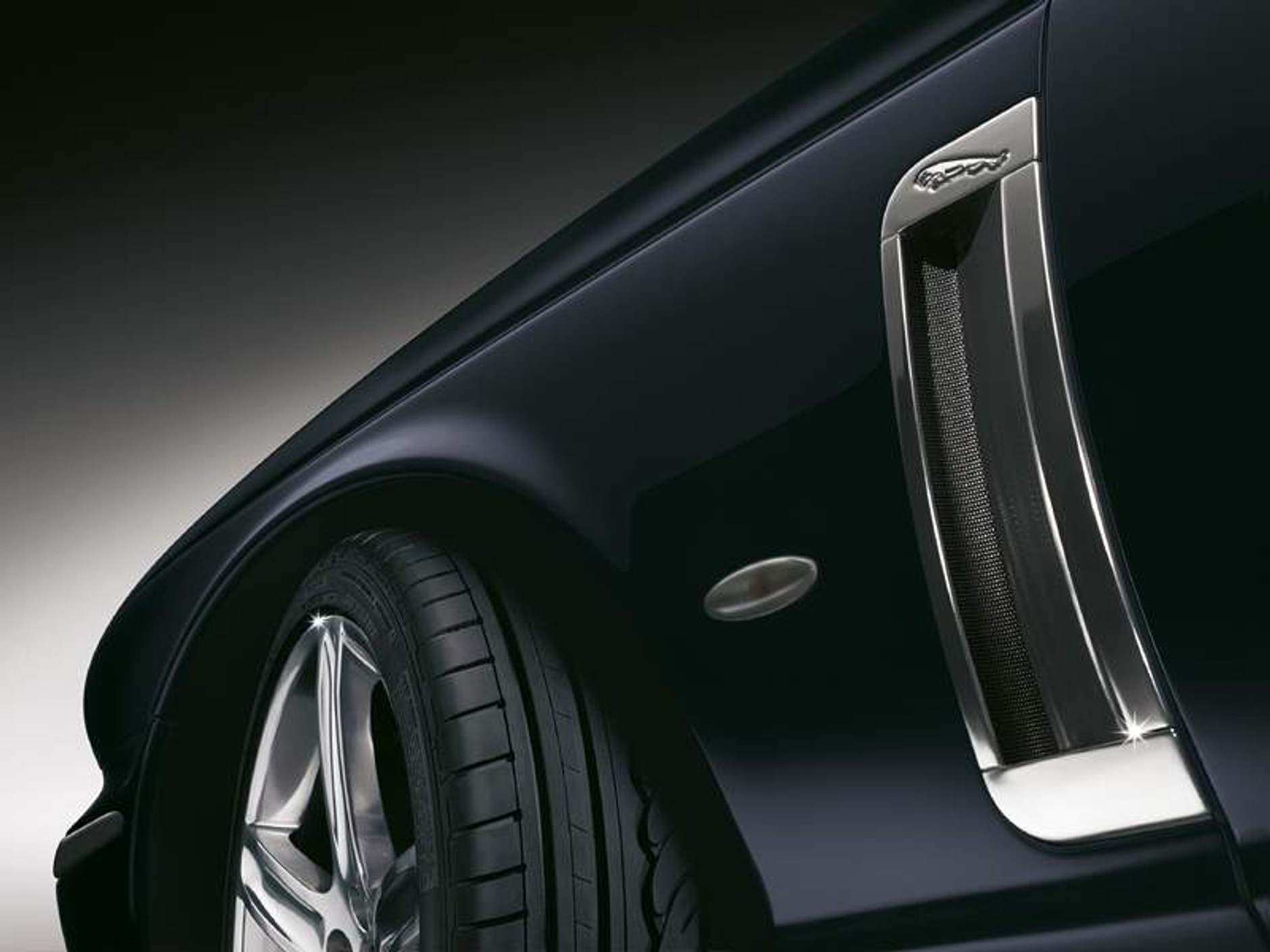 Jaguar XJR Portfolio: duży kocur pokazuje pazury