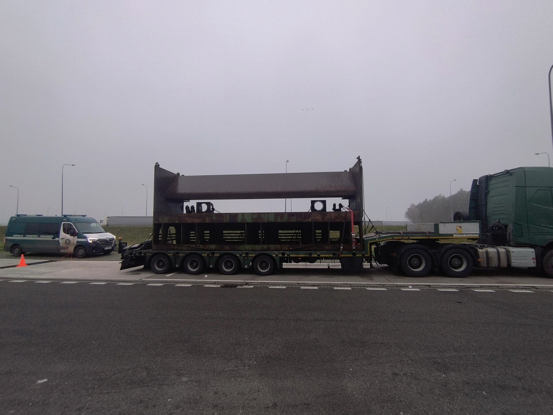 Transport elementów prasy został zatrzymany na parkingu