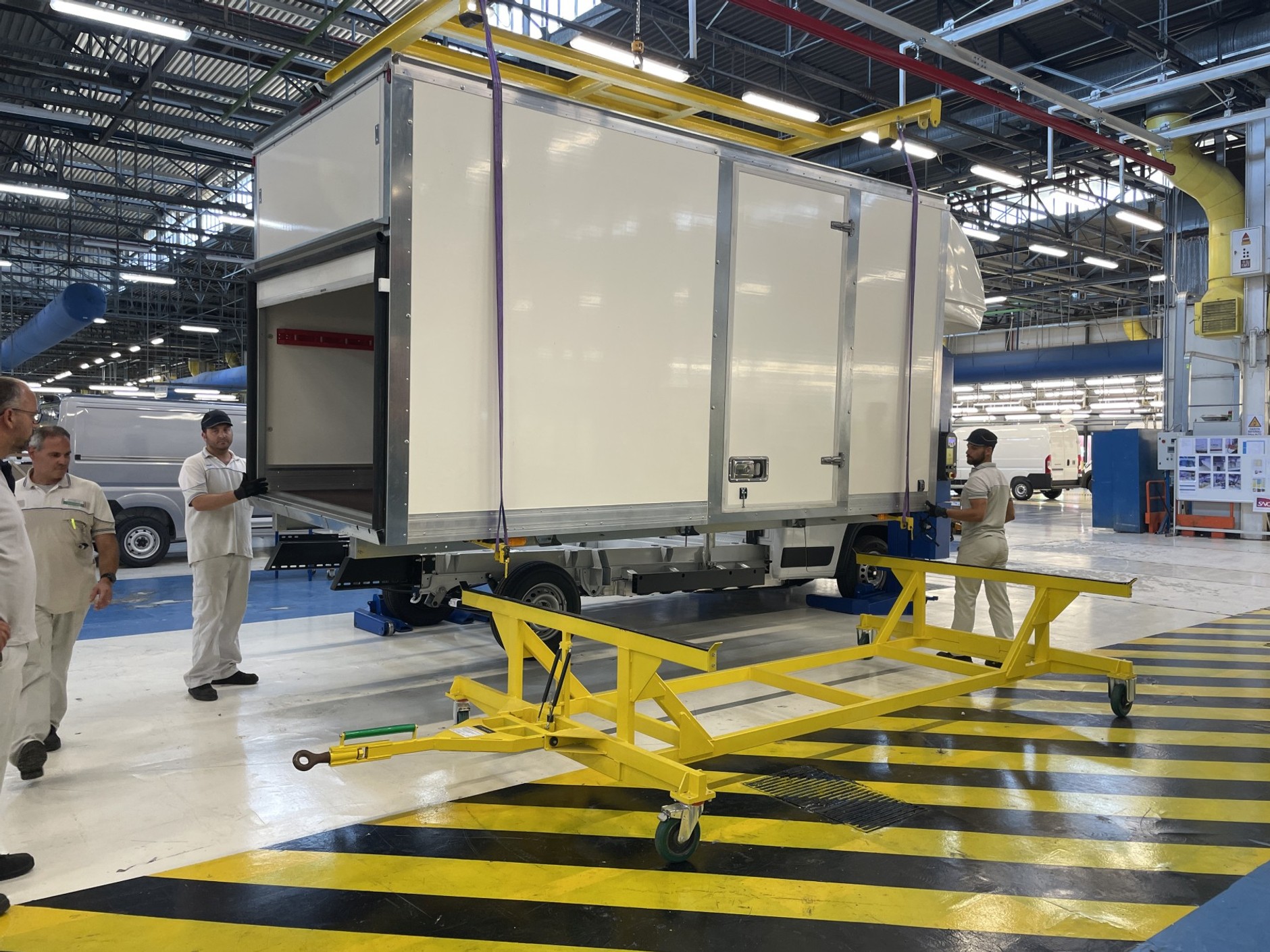 Centrum konwersji i personalizacji aut dostawczych koncernu Stellantis (CustomFit)