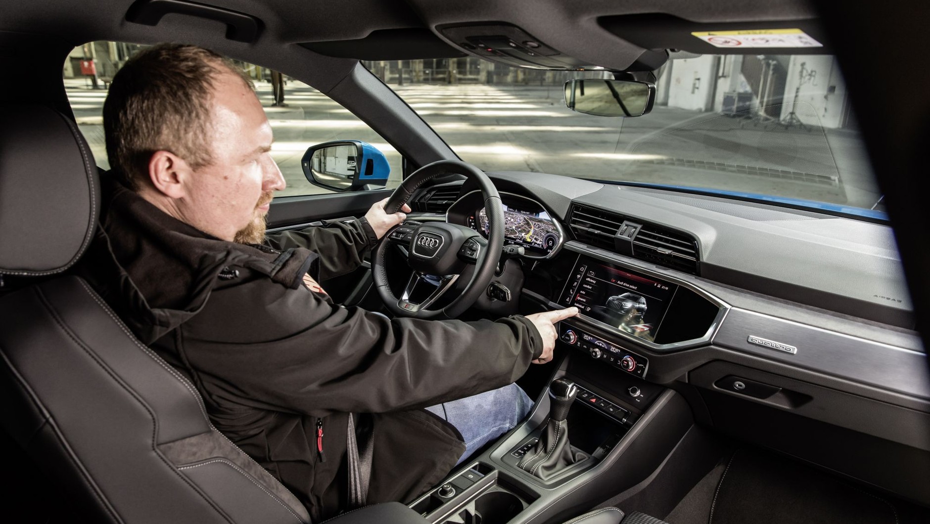We wnętrzu Audi Q3 nie zabrakło ekranu dotykowego (8,8 cala lub 10,1 cala) i systemu MMI znanego m.in. z nowego A6. Na szczęście zostawiono tradycyjny panel do sterowania klimatyzacją