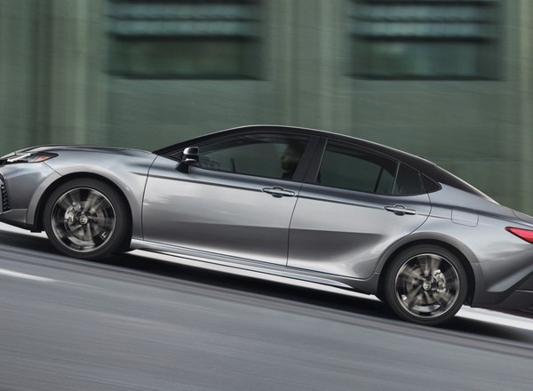 Nowa Toyota Camry. Mamy jej pierwsze zdjęcia i wiemy, czy trafi do Polski