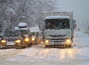 Znaki są, linie są, ale zasypał je śnieg. Czy za nieprzestrzeganie niewidocznych znaków można dostać mandat?