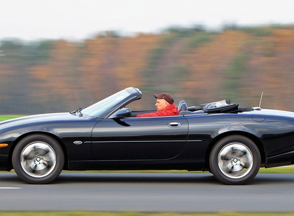 Jaguar XK8 kontra Mercedes SL 320 – za każdego z nich można było kupić 10 wypasionych kompaktów lub limuzyn klasy średniej.  Z archiwum "Auto Świata"
