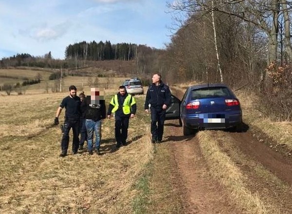 Potrącili policjanta. Przez okno leciały kolce do przebijania opon
