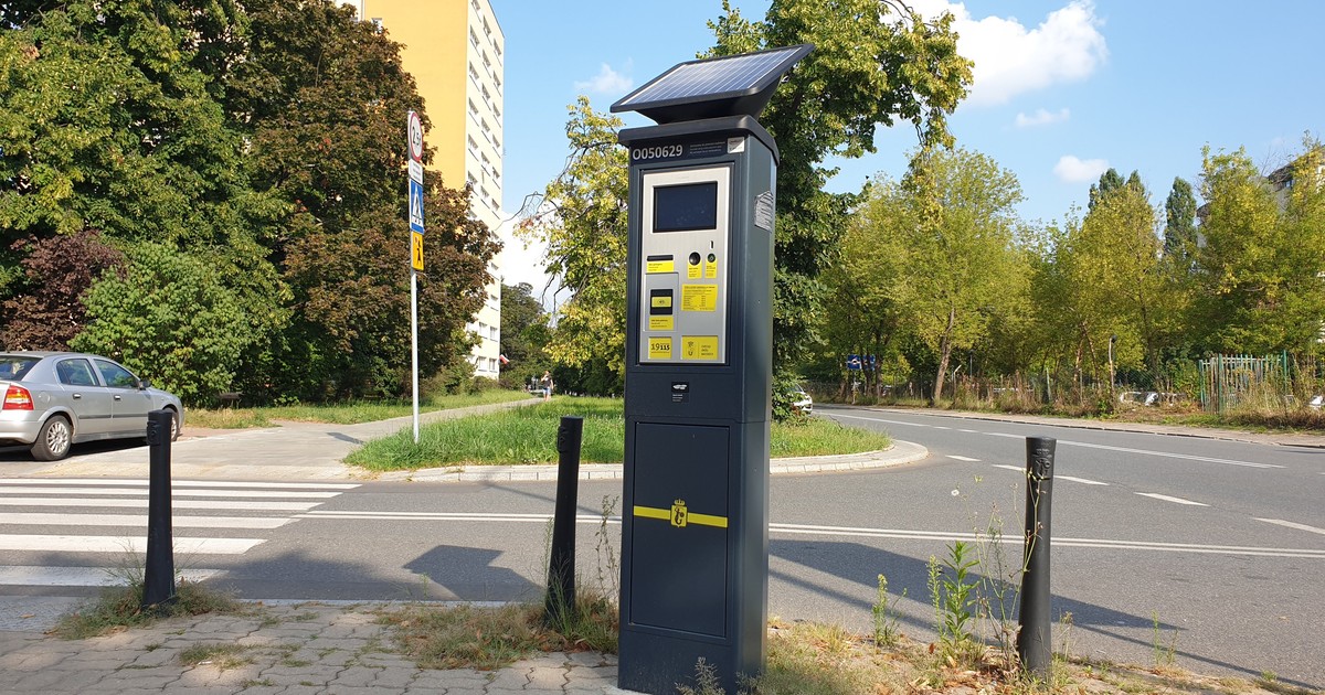 Polacy chcą płacić w parkomatach gotówką. Spór między Rzecznikiem Spraw Obywatelskich a ministerstwem nadal trwa
