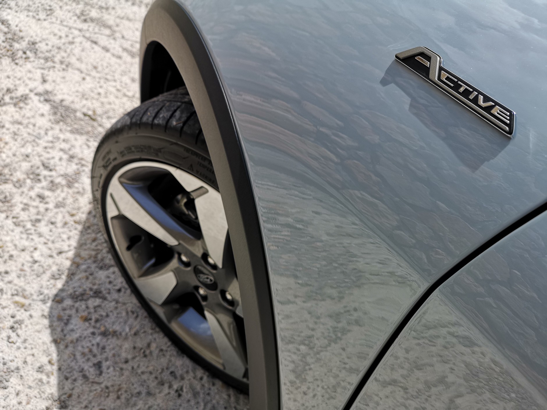 Ford Fiesta Active - w serii opony 205/45 R17 i charakterystyczne nakładki na nadkolach i progach