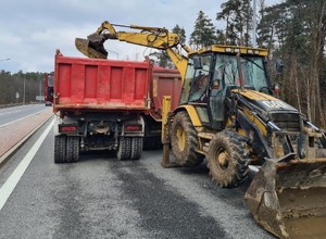 Ładował wywrotkę... podczas jazdy. Inspektorzy ITD nie mogli w to uwierzyć