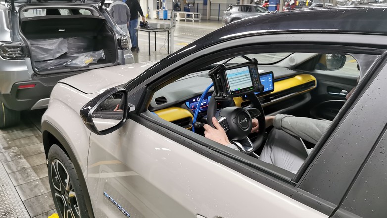 Auta – na jednej linii Jeepy Avengery, Fiaty 600e i okazjonalnie Lancie – dostają tymczasowe oprogramowanie