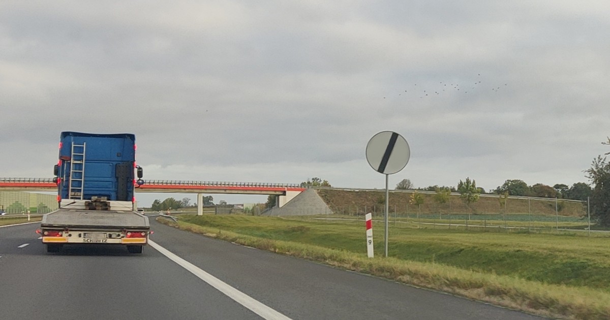 Biały znak z przekreśleniem ma oznaczenie B-42 i odwołuje niektóre wcześniejsze zakazy