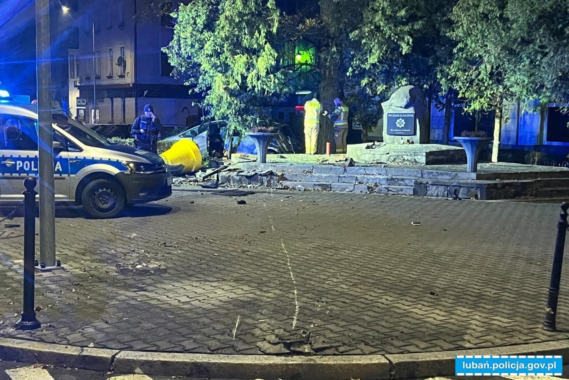 Kierowca forda uderzył w obelisk na placu. Policjanci musieli wezwać strażaków i karetkę