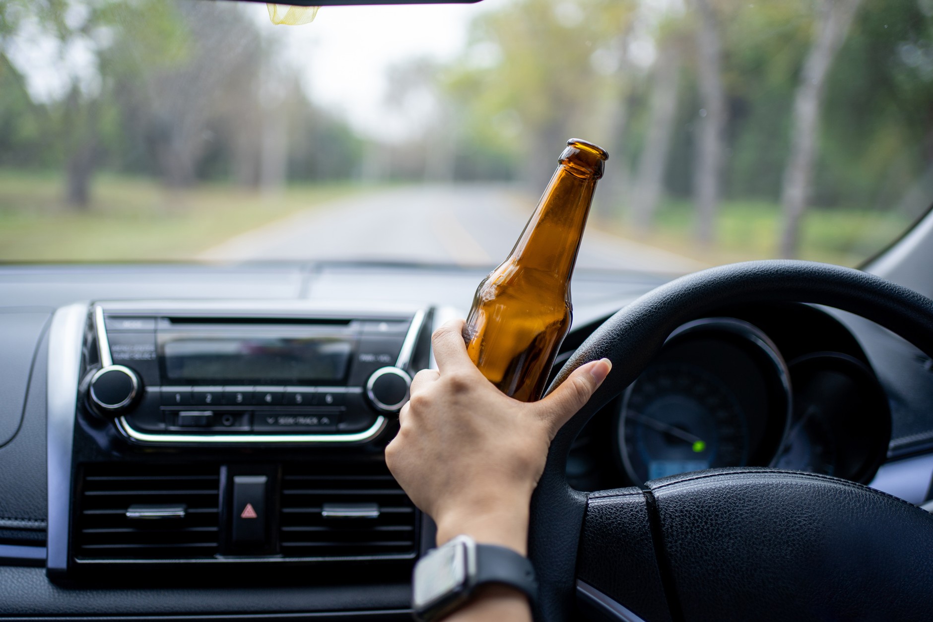 Nie prowadź samochodu po spożyciu alkoholu, bo dostaniesz zakaz prowadzenia pojazdów