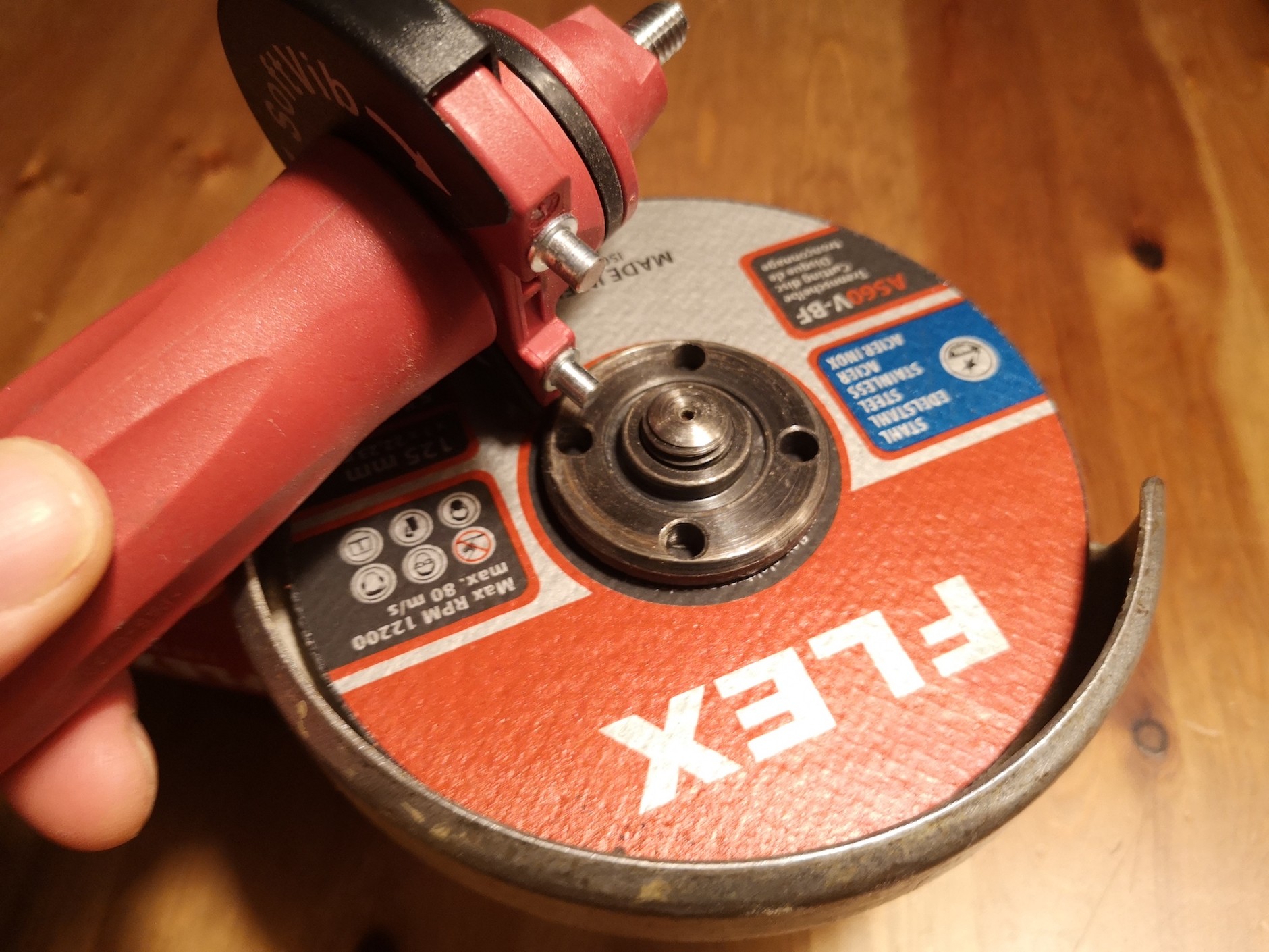 Klucz do wymiany tarcz zintegrowany z rękojeścią. Nie wyklucza on zastosowania nakrętki do beznarzędziowej wymiany tarcz