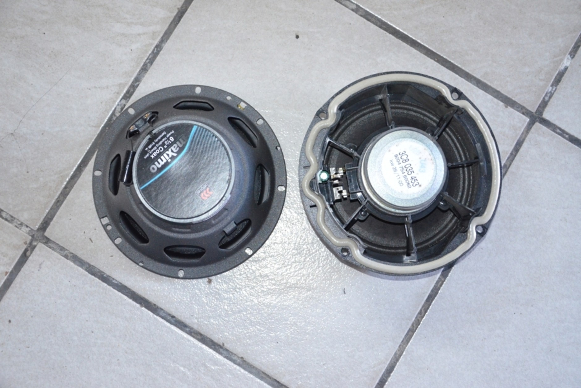 Bezpośrednie porównanie: woofer fabryczny Volkswagena po prawej i głośnik Morel Maximo (po lewej), który ma go zastąpić.