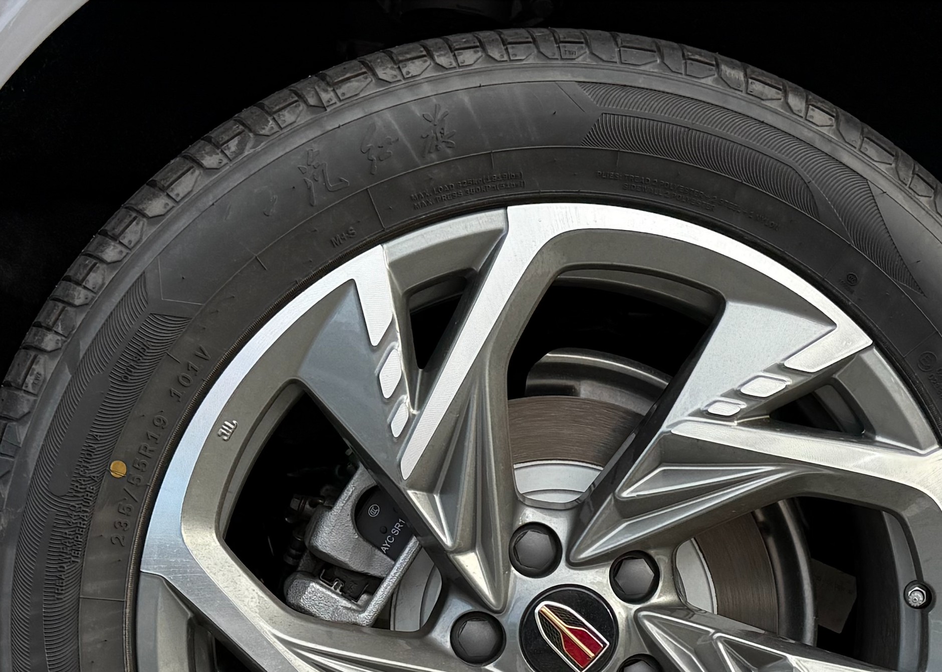 Opona samochodu Hongqi HS3