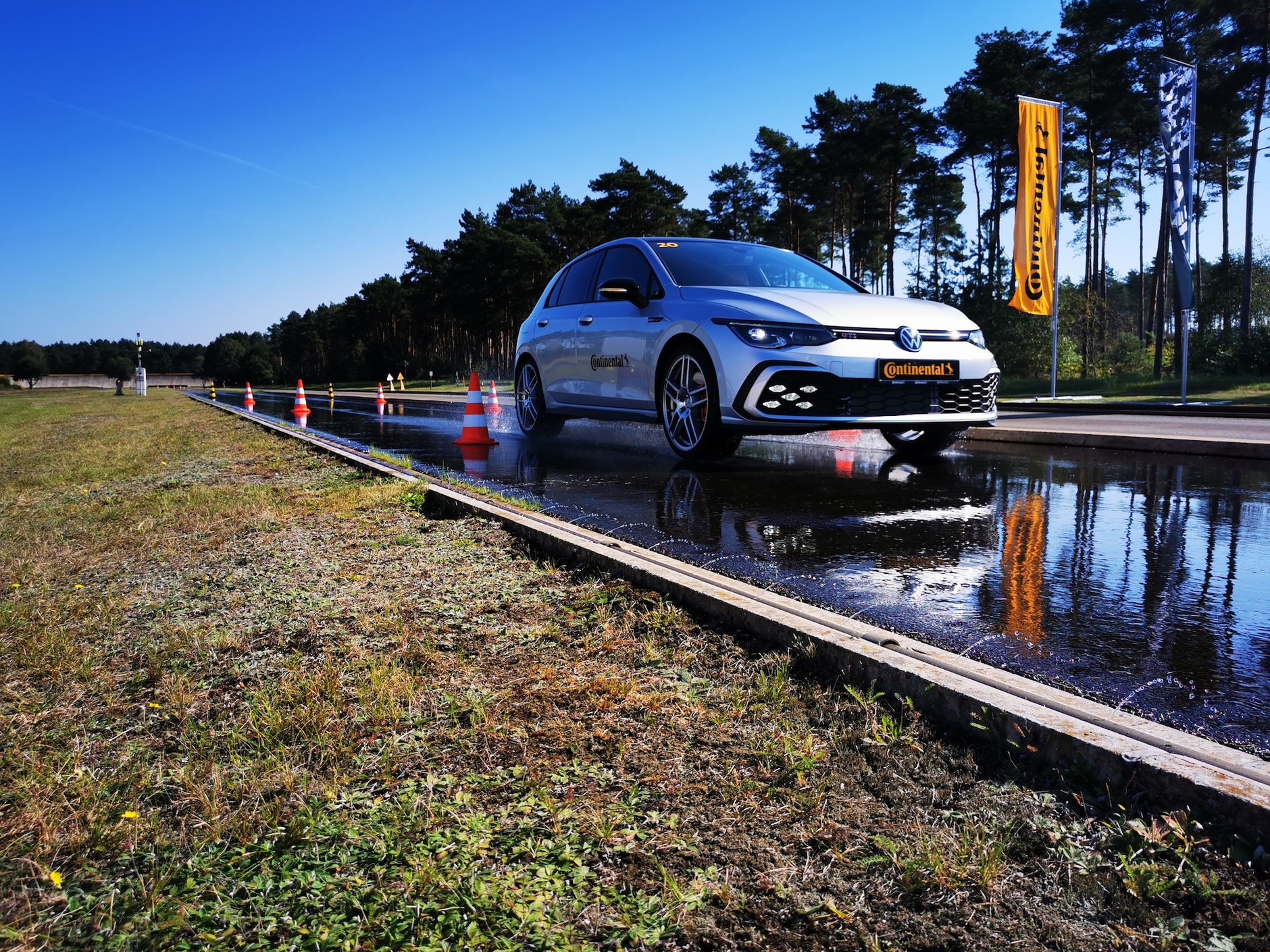 SportContact 7 – hamowanie na mokrej nawierzchni