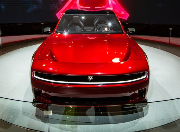 Dodge Charger Daytona SRT pokazany drugi raz. Ma aż 9 dzikich wersji mocy