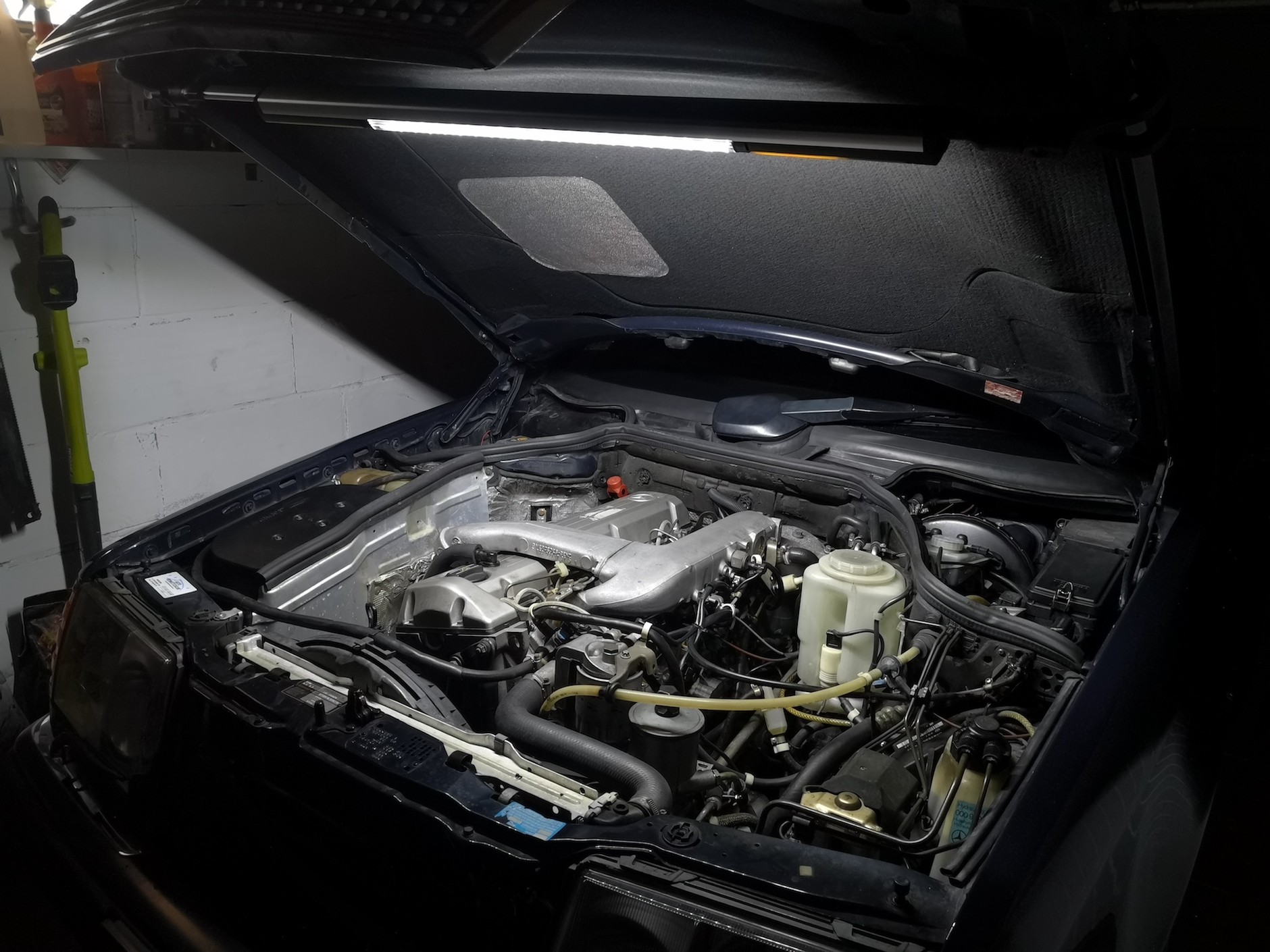 W garażu przyda się kilka lamp. Na zdjęciu profesjonalna lampa do prac w komorze silnika mocowana do maski Mactronic Beemer CLQ