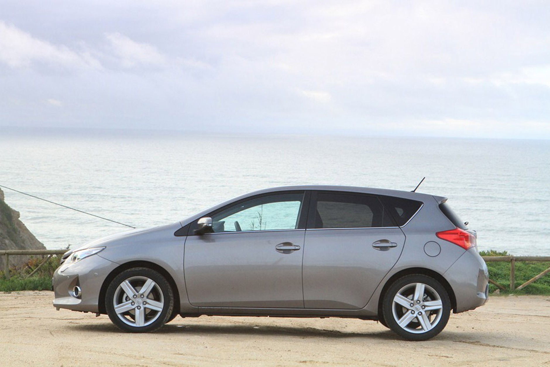 Nowa Toyota Auris: czy zagrozi Golfowi?