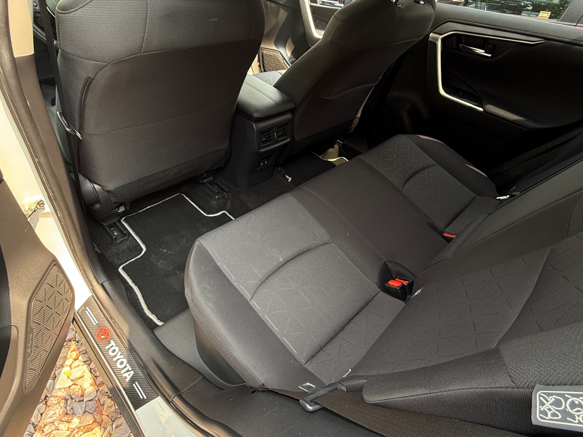 Toyota RAV 4 z 2020 r. oferowana przez autoryzowanego dilera za 123 tys. 700 zł