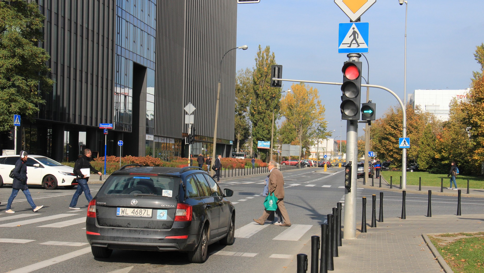 Czerwone światło i zielona strzałka