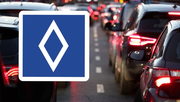 Znak z białym rombem to wciąż nowy znak na autostradach w Europie. Mandat to 600 zł