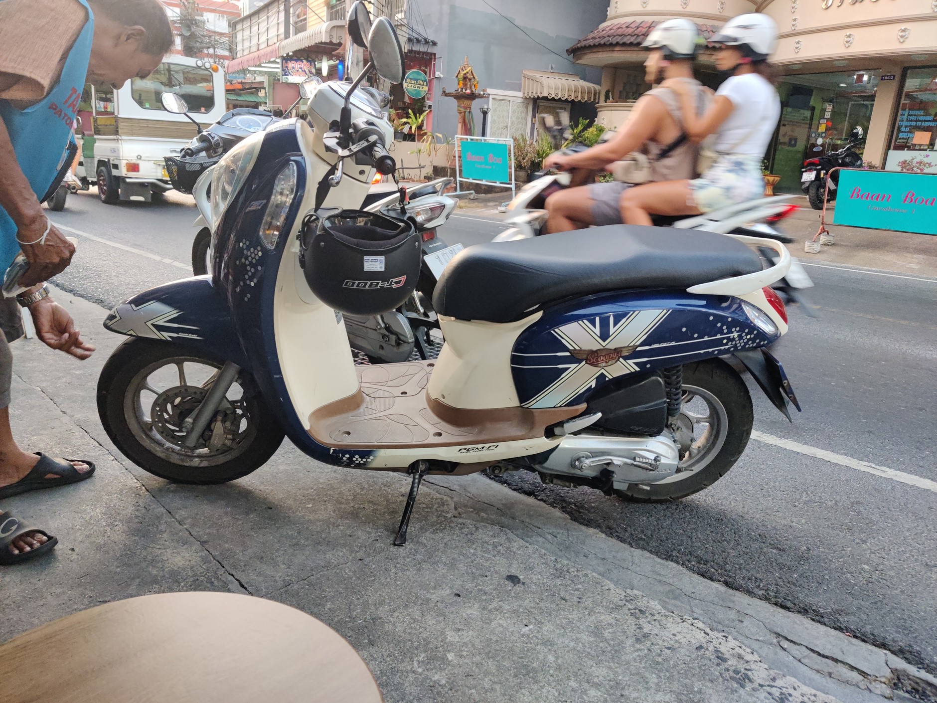 Honda Scoopy z wypożyczalni w Tajlandii. Skutery są tam wyjątkowo popularnym środkiem transportu