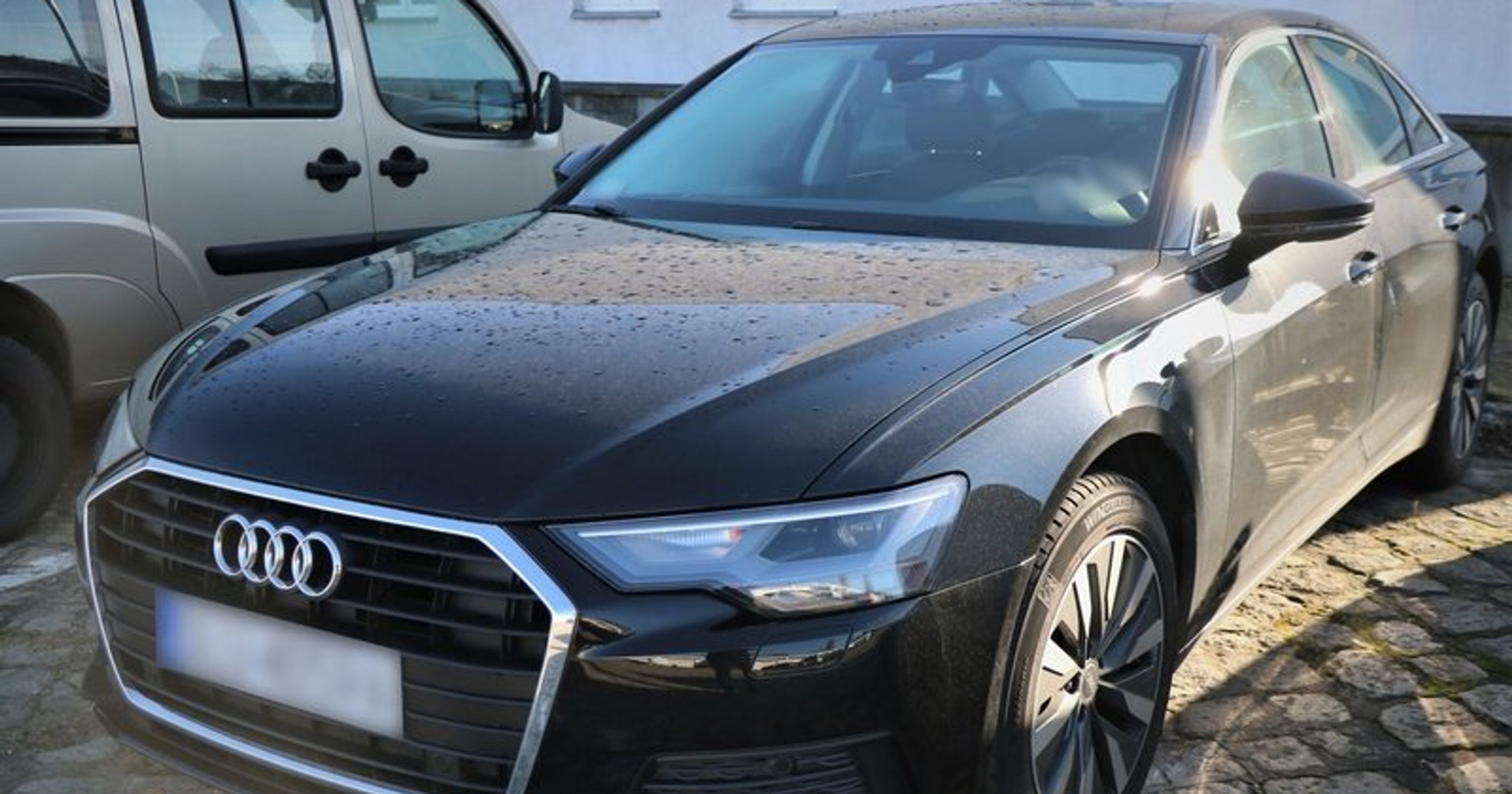 Funkcjonariusze wartość odzyskanego audi szacują na 300 tys. zł