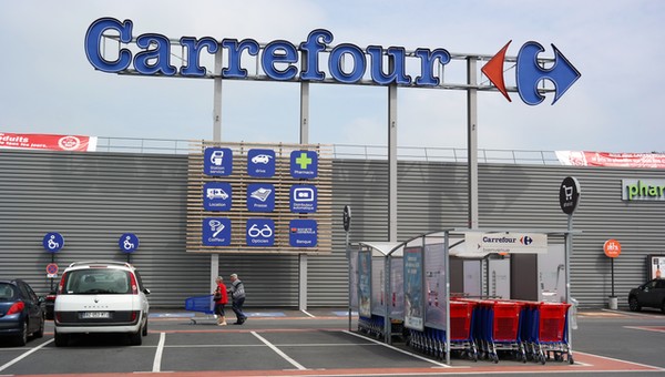 Przy Carrefourach powstanie 170 stacji ładowania. Jest już umowa [LISTA]