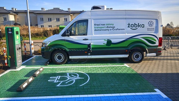 Żabka z własną stacją ładowania aut elektrycznych