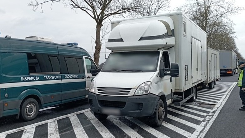 Radiowóz ITD, zatrzymany do kontroli drogowej zespół pojazdów i stojący obok inspektor ITD