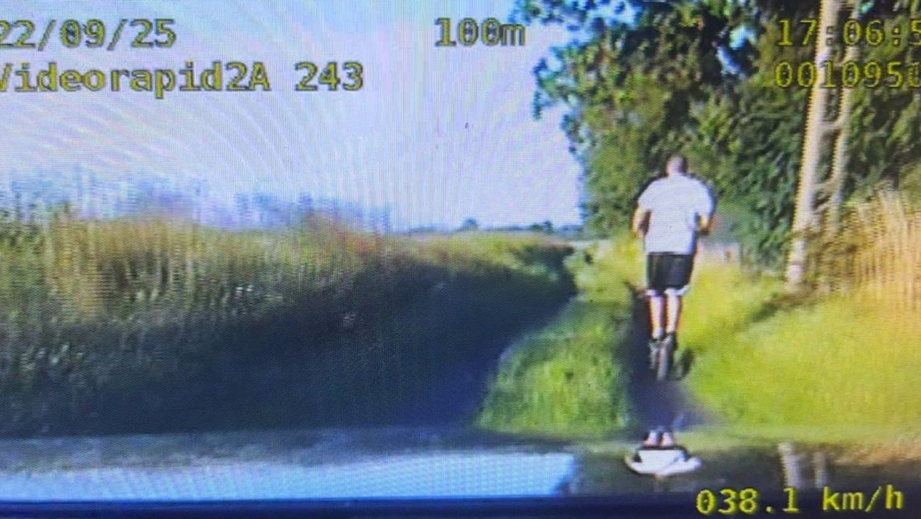 Tarnobrzescy policjanci musieli podjąć pościg za 14-latkiem jadącym na bardzo szybkiej hulajnodze elektrycznrej
