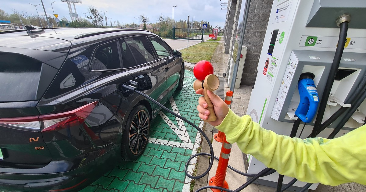 Jak często trzeba w trasie ładować auto elektryczne? Sprawdziliśmy w rzeczywistych warunkach kilkadziesiąt modeli aut elektrycznych!