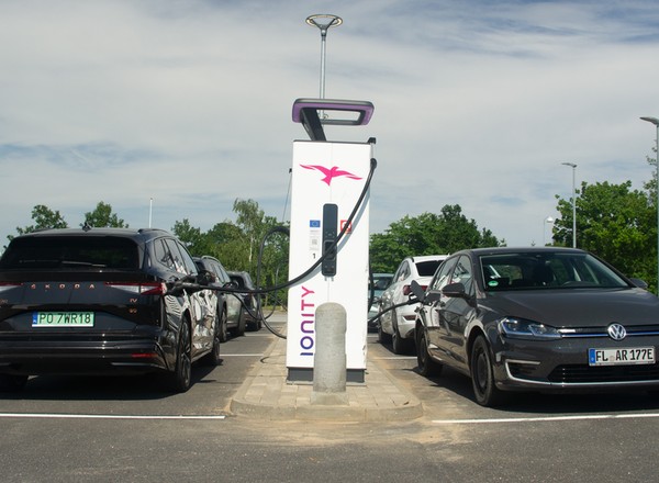 Jazda "elektrykiem" już nie jest taka tania? Holendrzy przedstawili wyliczenia