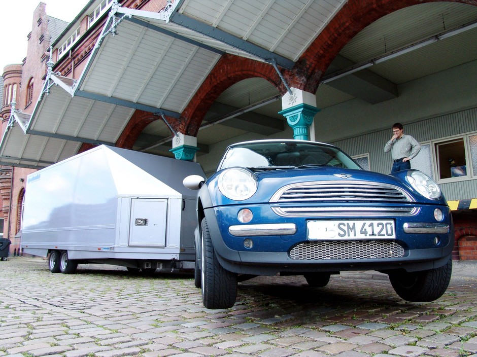 Lekkie auto i ciężka przyczepa to skrajnie niebezpieczna konfiguracja.